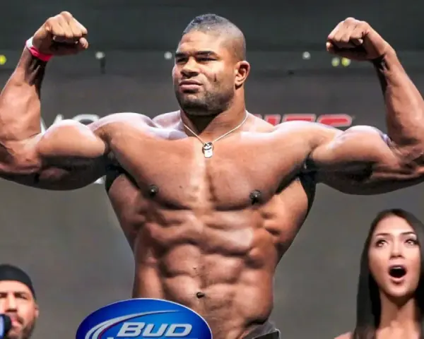 Alistair Overeem, zawodnik UFC waga ciężka, prezentuje swoją imponującą muskulaturę na ważeniu.