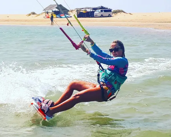 Kitesurfing od zera: Jak zacząć, ile kosztuje i gdzie uczyć?