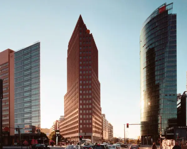 Moderne Architektur am Potsdamer Platz: Ein Blick auf die Skyline mit dem markanten roten Turm und dem gläsernen Sony Center.
