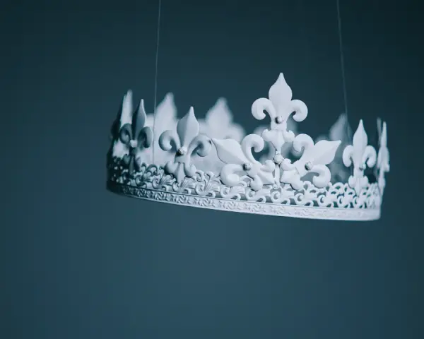 Biała korona z liliami, zawieszona na nitce. Czy to symbol władzy, czy może ukryte elżbieta rakuszanka ciekawostki?