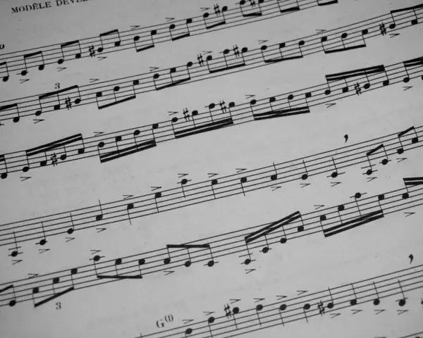 Muzyczne znaki na pięciolinii, nuty i akcenty tworzą melodię.