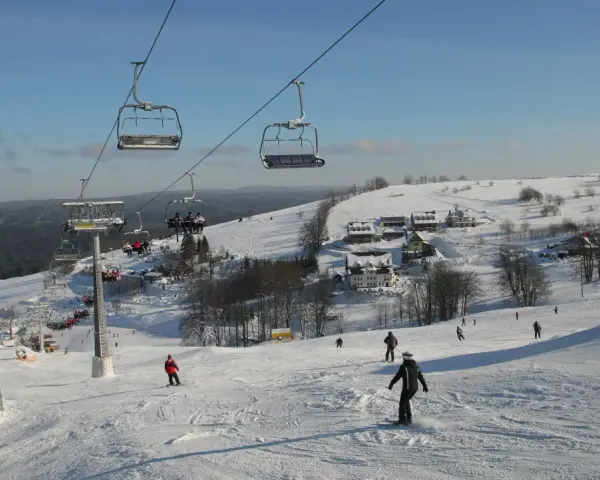 Cennik skipassów Zakopane: Jak zaplanować budżet na narty i oszczędzić?