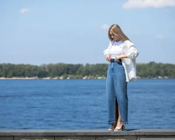 Jak nosić długą białą koszulę - 5 stylowych sposobów na modę