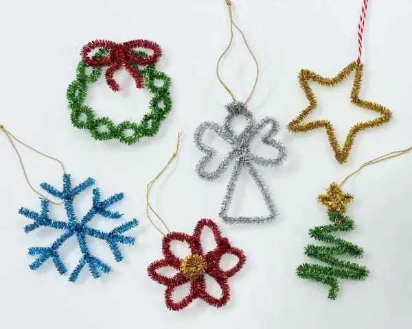 Julpynt av piprensare: en krans, snöflinga, ängel, stjärna, blomma och julgran. Perfekt att rita jul med!