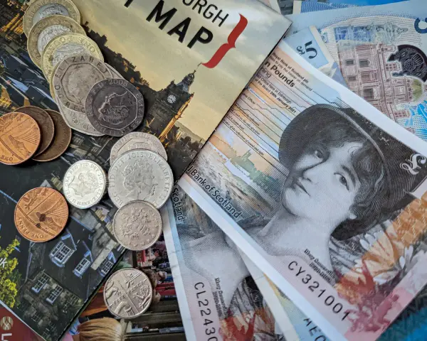 Funt szkocki i szterling: Jaka waluta w Szkocji? Uniknij pułapek!