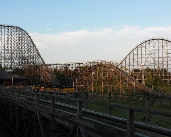 Drewniane kolejki górskie w Heide Park to niesamowite atrakcje. Widok zapiera dech w piersiach!