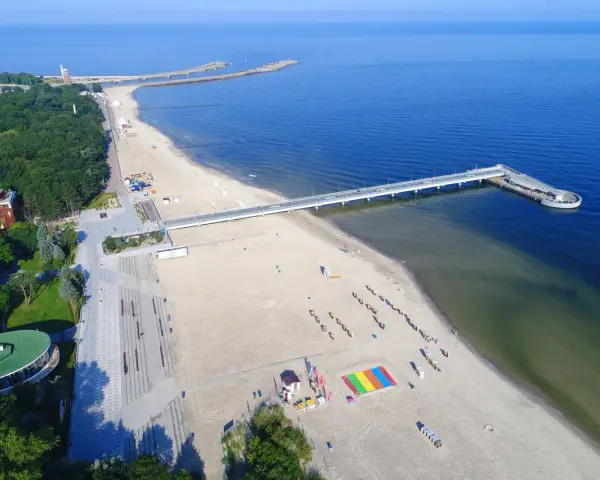 Kołobrzeg oferuje wiele atrakcji dla dorosłych: szeroka plaża, molo, deptak i zieleń. Idealne miejsce na relaks i wypoczynek.