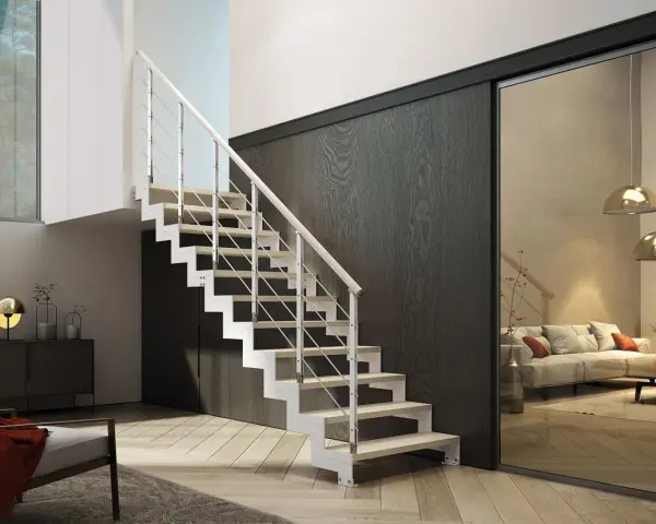 Scala moderna con gradini in legno e ringhiera bianca. Le sue scale misure sono perfette per un design minimalista.