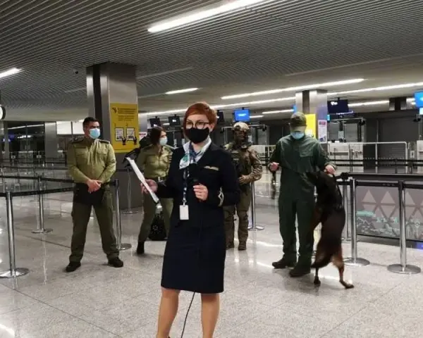 Kto pracuje na lotnisku? Poznaj 15+ zawodów od pilota po sokolnika.