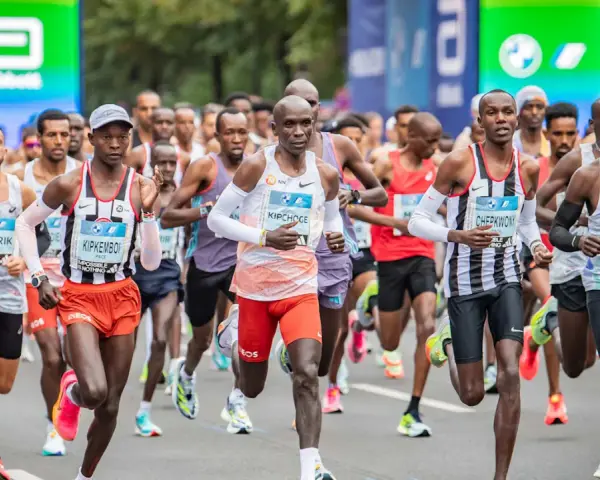Corredores compiten en uno de los maratones mas importantes del mundo. Eliud Kipchoge lidera el grupo.