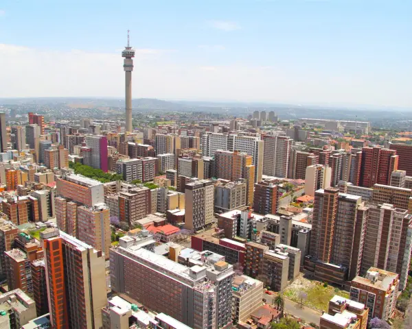 Widok na Johannesburg z wieżą Hillbrow Tower. Miasto tętni życiem, a pytanie "czy Johannesburg jest bezpieczny" pozostaje otwarte.