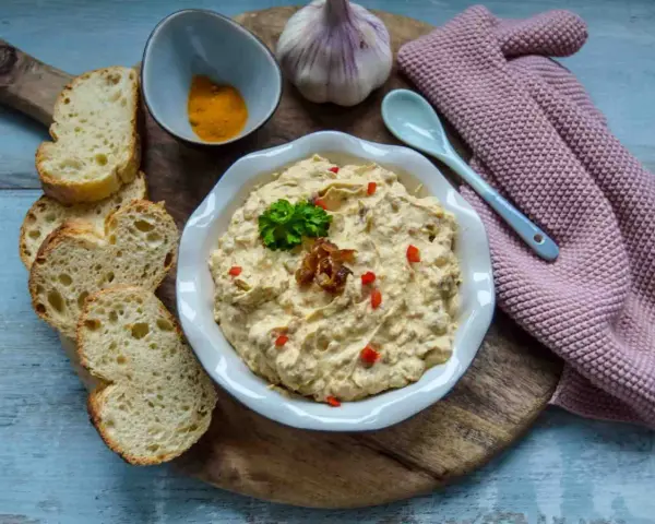 Cremiger Dattel Dip mit Brot, Knoblauch und Gewürzen. Ein leckerer Dip für jede Gelegenheit.