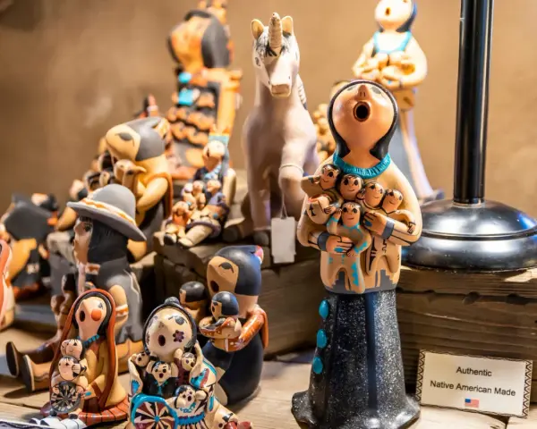 Ceramiczne figurki Indian z USA, idealne pamiątki do Polski. Matka z dziećmi, jednorożec i inne.