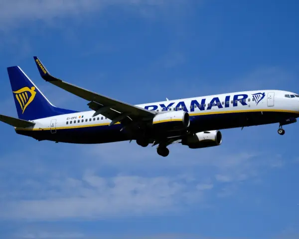 Ryanair, jedne z najlepszych linii lotniczych, w locie na tle błękitnego nieba.