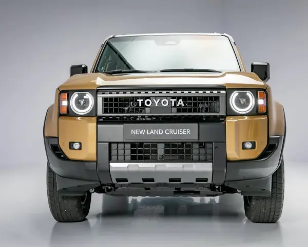 Nowy Land Cruiser Prado w złotym kolorze, z charakterystycznym grillem i okrągłymi światłami.