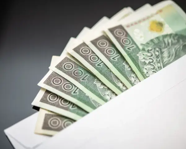 Koperta z banknotami 100 zł. Niespodziewana darowizna od obcej osoby, która wywołała uśmiech.