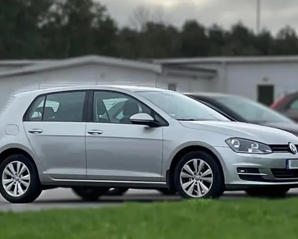 Silver Volkswagen Golf, redo kamremsbyte för att säkerställa optimal prestanda. Bilen står parkerad utomhus.