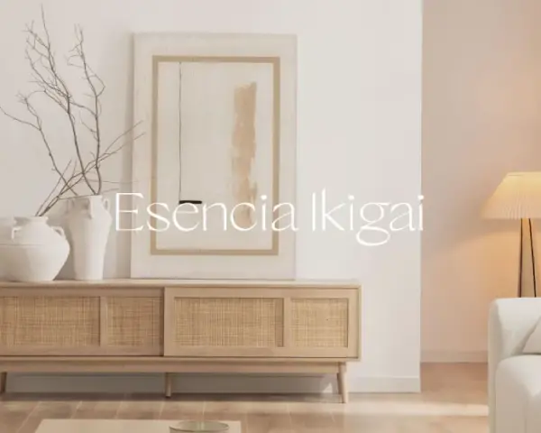 Un mobile in legno con ante in rattan, vasi in ceramica e un quadro astratto, in un ambiente che evoca il wabi sabi design.