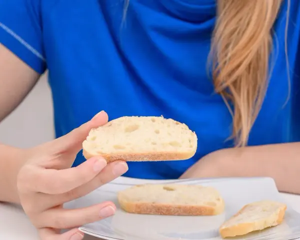Białe pieczywo na talerzu, jako jeden z domowych sposobów na biegunke.