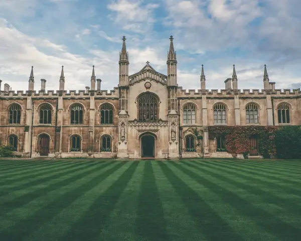 Magnifique bâtiment historique avec pelouse parfaitement entretenue. On imagine facilement y trouver la meilleur école d'art au monde.