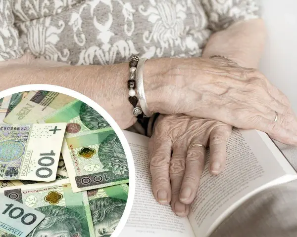 Dłonie starszej osoby na książce, obok stos banknotów. Symbolizują zasłużone emerytury dla nauczycieli i spokojny czas po latach pracy.