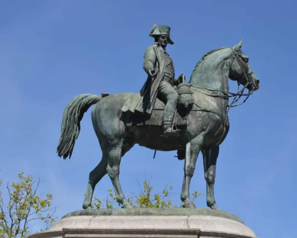 Statue équestre en bronze d'un homme en uniforme militaire, rappelant le célèbre Marengo, cheval de Napoléon.