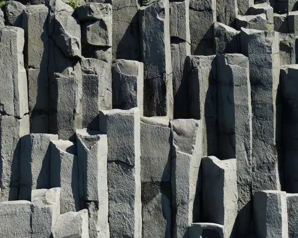 Słupy bazaltowe tworzą naturalną, geometryczną ścianę skalną.