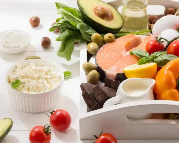 Składniki na dietę low carb: łosoś, awokado, jajka, ser, warzywa, orzechy, czekolada. Efekty diety mogą być widoczne szybko!