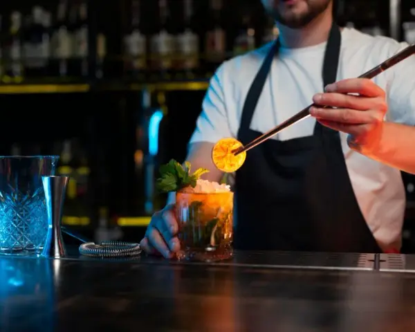 Chcesz zostać barmanem? Sprawdź, jak zacząć i ile zarobisz!