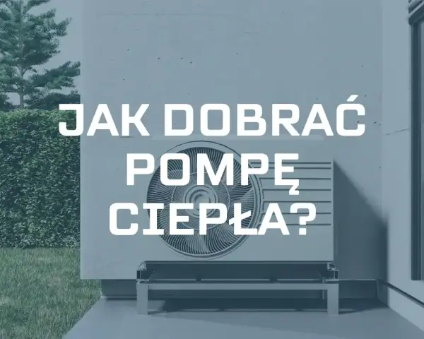 Jak obliczyć moc pompy ciepła? Na zdjęciu jednostka zewnętrzna pompy ciepła przy ścianie domu, otoczona zielenią.