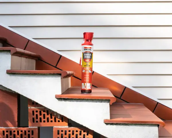 Soudal Soudabond Easy – idealny do mocowania stopni drewnianych do betonu. Szybko i trwale.