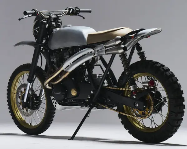 Stylowy motor scrambler z matowym, srebrnym bakiem, podwójnym wydechem i terenowymi oponami. Gotowy na przygodę!