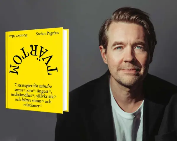Stefan Pagréus bredvid boken "Tvärtom" som ger strategier för att måla snabbt och hantera stress.
