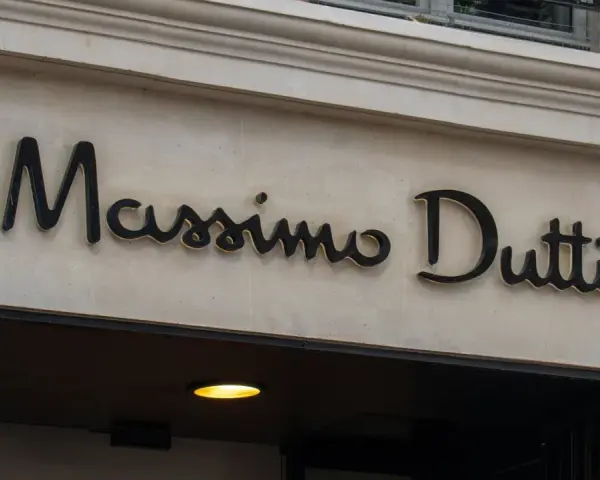 Elegancki szyld Massimo Dutti nad wejściem do sklepu. Planujesz Massimo Dutti zwroty? Sprawdź ofertę!