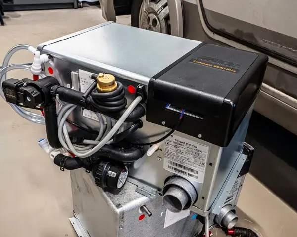 Alde Compact 3010 Plus värmesystem med slangar och kopplingar, redo för installation i husbil.