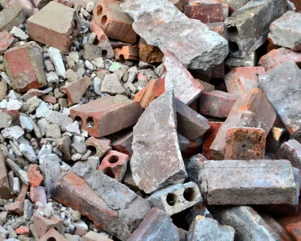 Stos gruzu budowlanego, cegieł i betonowych fragmentów. To materiał, który może być zaklasyfikowany jako gruz kod odpadu.