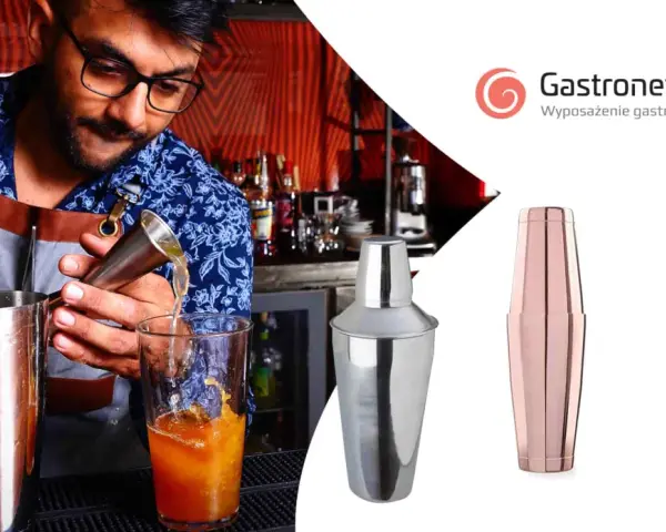 Barman przygotowuje drink w shakerze. Obok widoczne różne modele shakerów.