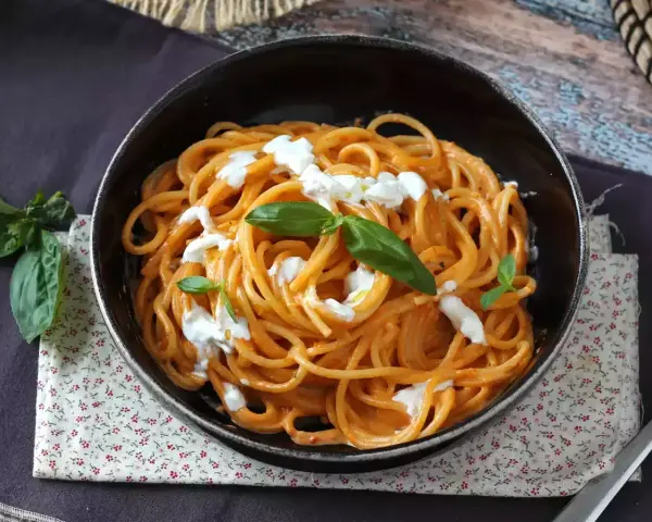 Spaghetti mit cremiger Tomatensoße und Burrata-Klecks. Ein einfaches Gericht, das Lust auf mehr Burrata Rezepte macht.
