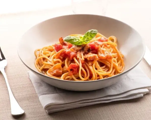 Jak jeść spaghetti, aby uniknąć bałaganu i zachować etykietę