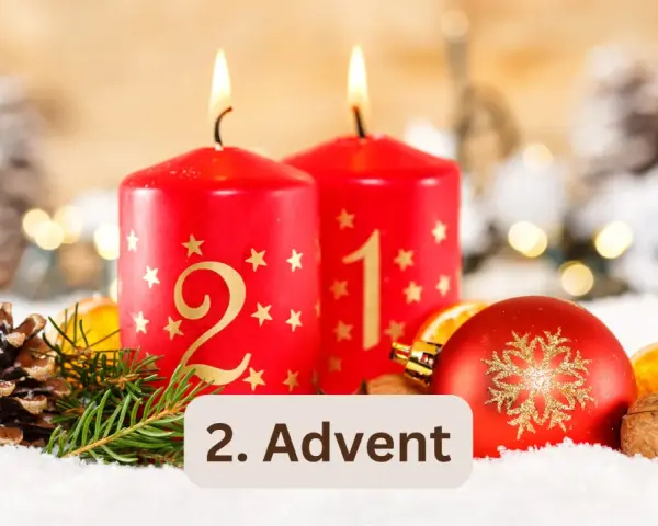 Zwei brennende Adventskerzen, geschmückt mit goldenen Sternen, stehen im Schnee. Die Kerzen zeigen die Ziffern 1 und 2. Wann ist zweiter Advent? Heute!