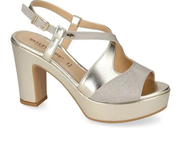 Eleganti scarpe sposa Valleverde color oro, con plateau e tacco alto, perfette per un matrimonio da favola.