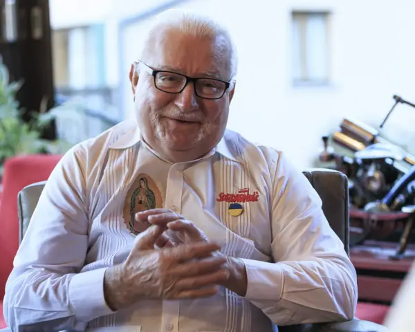 Lech Walesa, icône de Solidarność, porte une chemise ornée de la Vierge de Guadalupe et d'un badge ukrainien. Il réfléchit à son héritage.