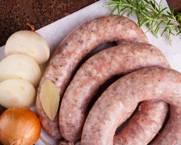 Ile gotuje się białą kiełbasę, aby uniknąć pęknięcia i zachować smak