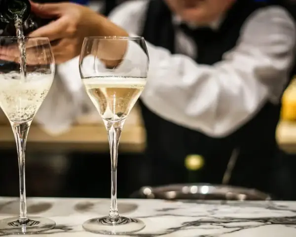 Kelner nalewa musujący prosecco drink do kieliszków. Idealny na toast zamiast proseco.
