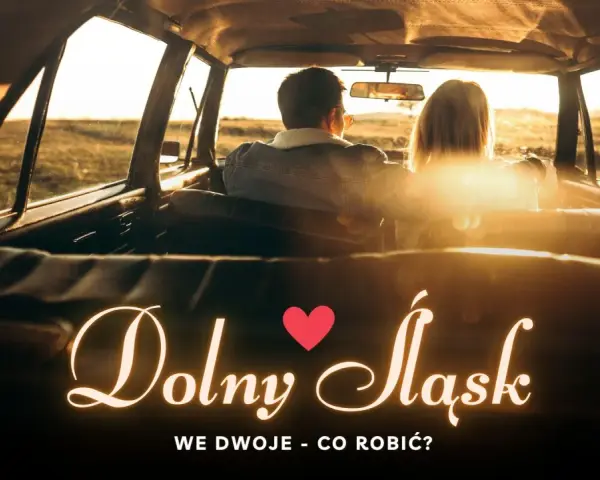 Para w samochodzie, podróżująca na weekend we dwoje na Dolny Śląsk. Słońce zachodzi, tworząc ciepłą atmosferę.