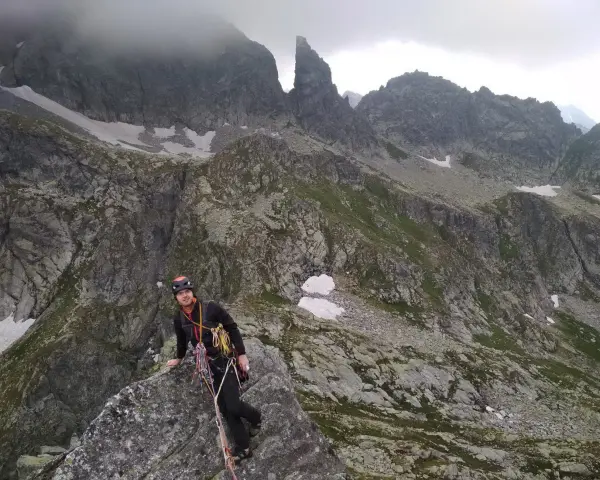 Wspinacz w Tatrach, wspinaczka to wyzwanie. Jak zostać taternikiem? Tu zaczyna się przygoda.