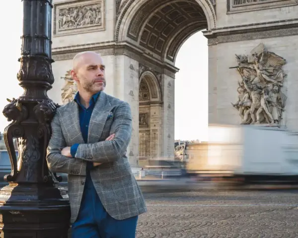 Jaką koszulę do brązowej marynarki wybrać, aby wyglądać stylowo?
