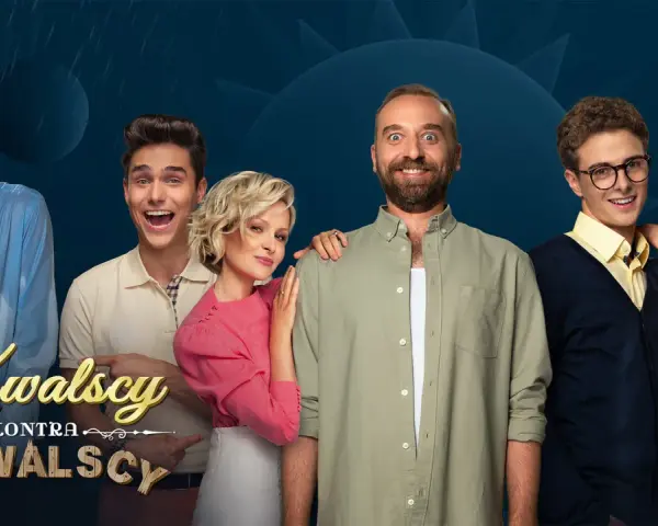 Kowalscy kontra Kowalscy obsada: sześcioro aktorów w różnym wieku, od młodzieży po starszych, z zabawnymi minami, na tle deszczu i kół.