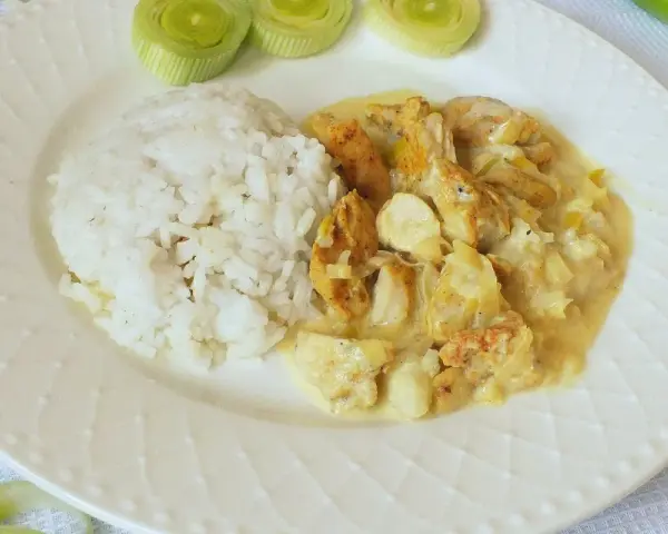 Pyszny kurczak w mleku kokosowym z ryżem i porem. Aromatyczne danie, które zachwyci każdego.