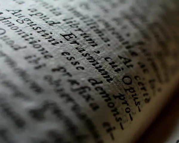 Zbliżenie na tekst księgi, widoczny fragment "Augustini esse", "Admonitione prefixa" - być może psalm 25 tekst.